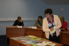 Коллеги знакомятся с библиотечным фондом Тверского облизбиркома.