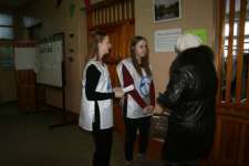 Волонтеры в г. Твери (избирательные участки в школе № 35)  