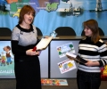 Н.А.Мартьянова вручает спец. приз Саше Осиповой за сочинение об учителе